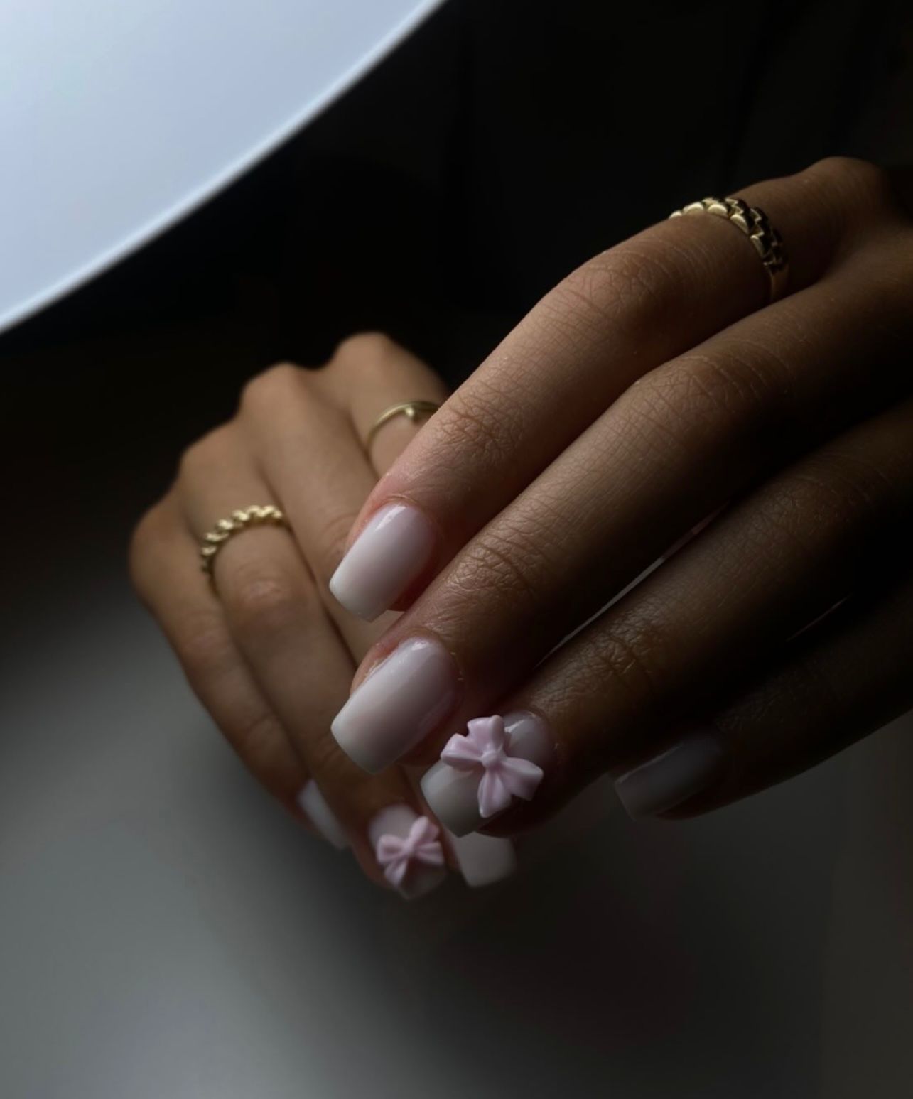 Nude nagels met kleine roze strikjes in 3D