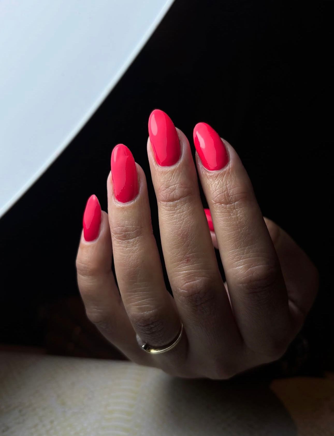 Felrode amandelvormige nagels tegen een zwarte achtergrond