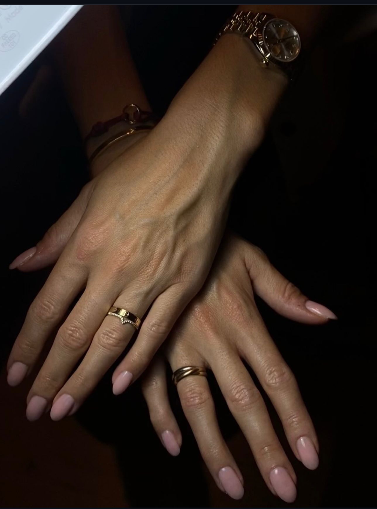 Twee handen met zacht nude amandelvormige nagels