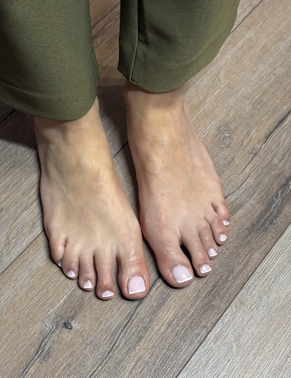 Voeten met een French pedicure